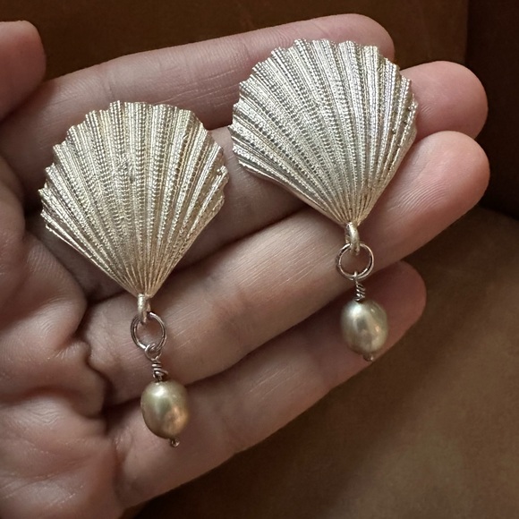 Unique Vintage Jewelry - Seashell silver brass earring studs w grey freshwater pearls statement coastal